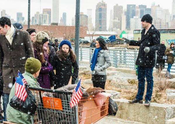 Bild 1 von 23: Während eines heftigen Schneesturms, versuchen Sherlock Holmes (Jonny Lee Miller, r.) und Joan Watson (Lucy Liu, 2.v.r.), einen Geldtresorraub zu verhindern ...