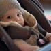 Drei Weihnachtsmänner und ein Baby