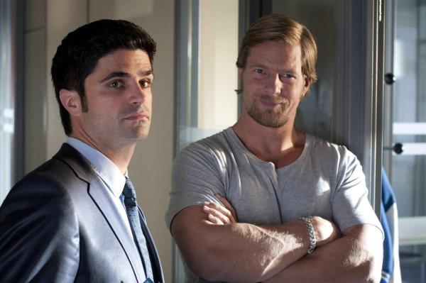 Bild 1 von 31: Während Ferchert Andreas (Maximilian Grill, l) für seine Leistungen über den grünen Klee lobt, will er Mick (Henning Baum, r.) nicht länger zu Fortbildungen schicken, weil er glaubt, Mick wäre zu alt. Da entwickelt der letzte Bulle einen ausgeklügelten Plan ...