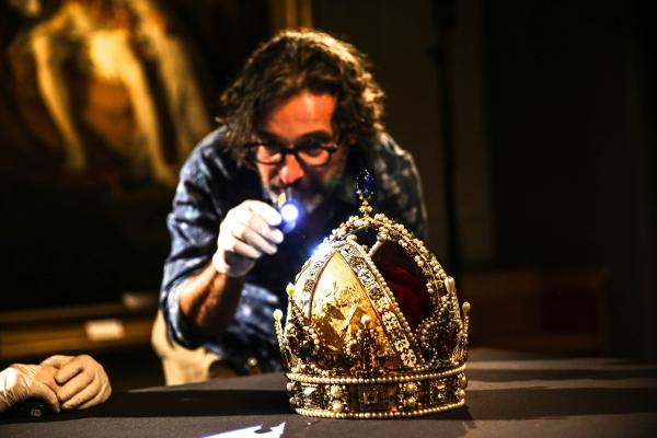 Bild 1 von 2: Kurator Paulus Rainer mit der Rudolfskrone.