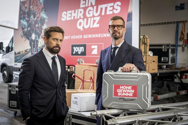 Bild 1 von 6: Joko Winterscheidt (l.); Klaas Heufer-Umlauf (r.)