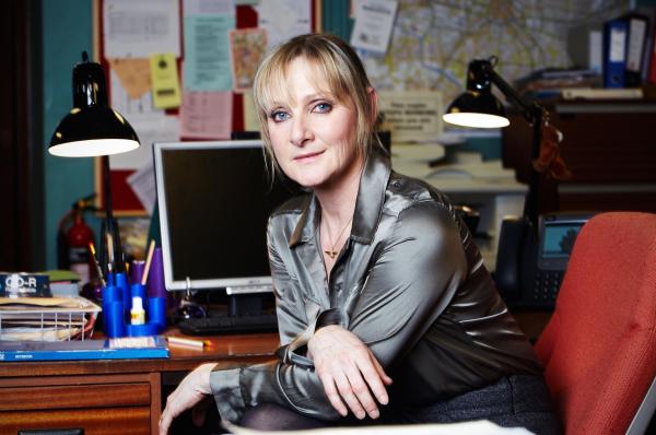 Bild 1 von 2: Janet Scott (Lesley Sharp)