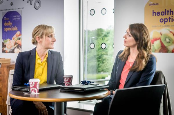 Bild 1 von 8: DC Janet Scott (Lesley Sharp, l.); DC Rachel Bailey (Suranne Jones, r.)