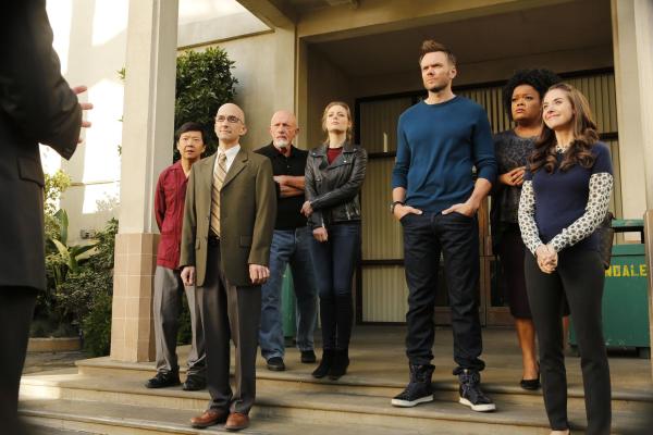 Bild 1 von 15: Als die Fastfoodkette Subway plant, Greendale zu kaufen und aus dem Community College eine Subway-Universität zu machen, denken Chang (Ken Jeong, l.), Dean Pelton (Jim Ruash, 2.v.l.), Hickey (Jonathan Banks, 3.v.l.), Britta (Gillian Jacobs, 4.v.l.), Jeff (Joel McHale, 3.v.r.), Shirley (Yvette Nicole Brown, 2.v.r.) und Annie (Alison Brie, r.) über das Ende einer Ära nach ...