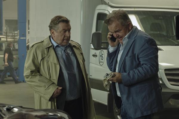 Bild 1 von 14: Im Bild: Armin Rhode (Richard Born), Cornelius Obonya (Hajo Stembusch).