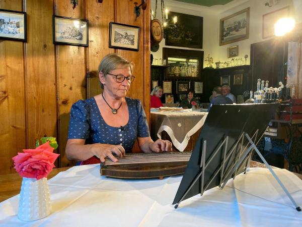 Bild 1 von 8: Im Bild: Hausmusik im Gasthaus Hönig.