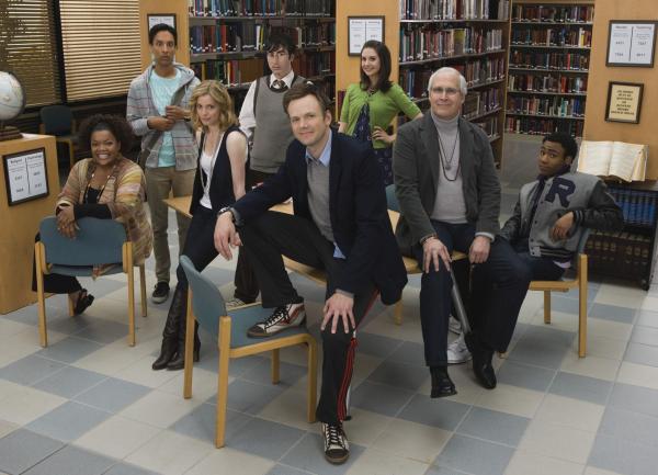 Bild 1 von 21: (1. Staffel) - Eine ganz spezielle Lerngruppe: Jeff Winger (Joel McHale, 4.v.r.), Britta Perry (Gillian Jacobs, 3.v.l.), Pierce Hawthorne (Chevy Chase, 2.v.r.), Shirley Bennett (Yvette Nicole Brown, l.), Abed Nadir (Danny Pudi, 2.v.l.), Troy Barnes (Donald Glover, r.), Annie Edison (Alison Brie, 3.v.r.) und Dean Pelton (Jim Rasch, 4.v.l.) ...