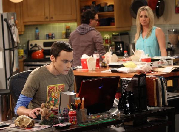 Bild 1 von 15: Während Sheldon (Jim Parsons, l.) in eine Krise gerät, versucht Leonard (Johnny Galecki, M.) alles, um Penny seine Begeisterung für \