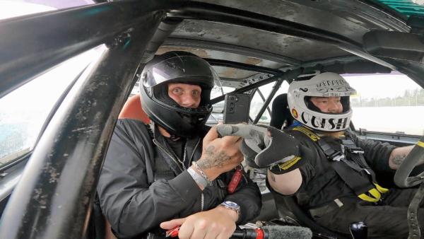Bild 1 von 1: Elvis li.) darf mit einem professionellen Fahrer im Drifttaxi eine Runde über den Hockenheimring drehen. Driften auf der Rennstrecke, das wird für den Autoliebhaber eine Premiere!