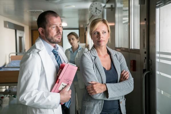Bild 1 von 5: (v.l.n.r.) Prof. Dr. Martin Selcher (Martin Lindow); Beatrice Ludwig (Cristin König); Ina Zimmermann (Melanie Marschke)