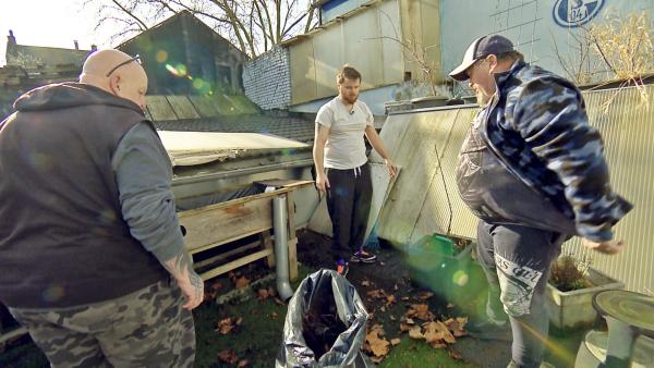 Bild 1 von 2: Im Schalke-Haus kümmern sich Willy (re.), Günni (li.) und Marvin um Terrasse, Hochbeet und Co. - eine Überraschung für Tanja.
