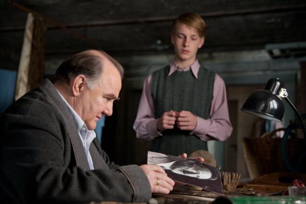 Bild 1 von 13: Werner (Louis Hofmann, r.) staunt, als Heinrich Hoffmann (Udo Samel, li.) ihm seine Fotos zeigt.