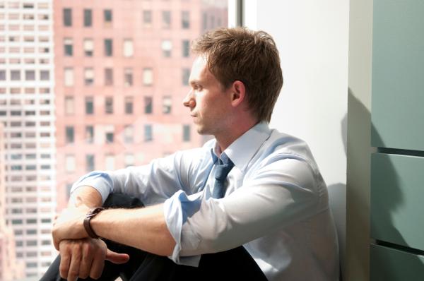 Bild 1 von 2: Zwischen Loyalität und Eigenverantwortung: Mike (Patrick J. Adams) gerät ins Grübeln, als berufliche und private Konflikte unaufhaltsam aufeinanderprallen. Seine Vergangenheit holt ihn ein - und gefährdet seine Zukunft.