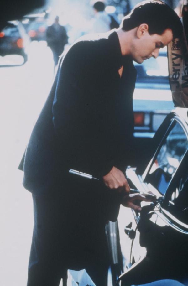 Bild 1 von 6: Ted Varrick (Charlie Sheen) hat sein Hobby zum Beruf gemacht. Er ist der Boss einer auf Porsche-Wagen spezialisierten Autoschieberbande ...