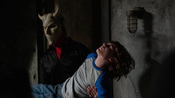 Bild 1 von 9: Der Greifer (Ethan Hawke, l.); Finn \