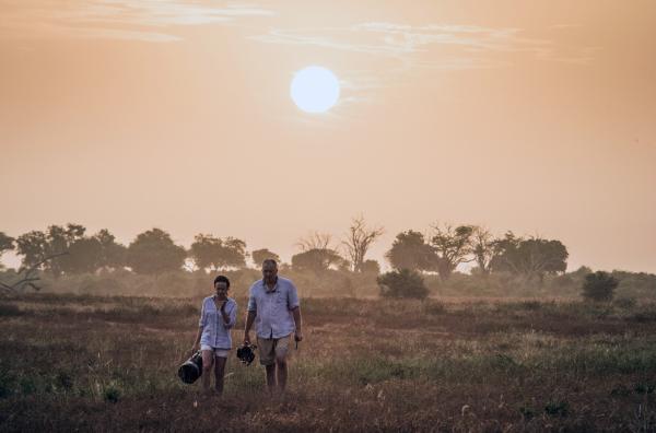 Bild 1 von 8: Regisseurin Victoria Stone und Regisseur Mark Deeble: Zusammen dokumentieren sie die Entstehung eines Wasserlochs und das Leben der Tiere in seinem Umkreis inmitten der trockenen Savanne des Tsavo-Nationalparks in Kenia.