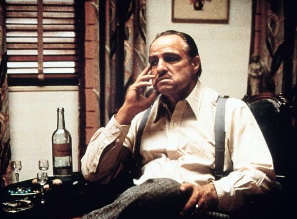 Bild 1 von 1: Don Vito Corleone (Marlon Brando) hat Sorgen.
