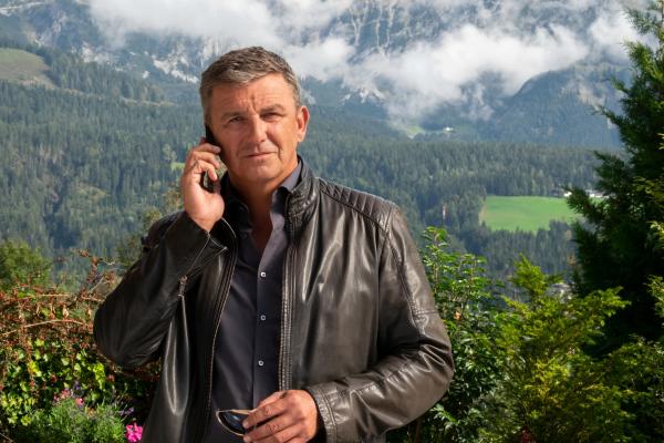 Bild 1 von 1: Auch in den neuen Folgen wird Dr. Martin Gruber (Hans Sigl) vor persönliche und fachliche Herausforderungen gestellt.