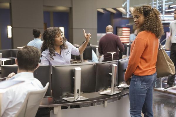 Bild 1 von 11: Grace Ryder (Sierra Aylina McClain, l.); Tommy Vega (Gina Torres, r.)