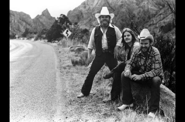 Bild 1 von 4: Die Band ZZ Top an einem Highway