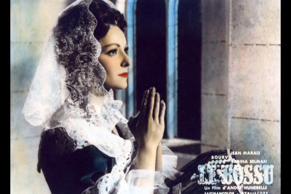 Bild 1 von 4: Isabelle de Cayus (Sabina Selman) hat den Entschluss gefasst, ihren Mann mit ihrer einjährigen Tochter vor den lauernden Gefahren fliehen zu lassen und ihm geschworen, für ihn zu beten.