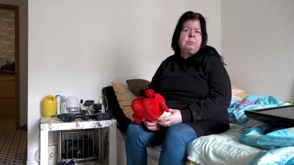 Bild 1 von 2: Die 58-jährige Pamela ist vor einem halben Jahr endlich in ihre eigene Wohnung gezogen. Doch der Bürgergeldempfängerin fehlt noch einiges an Einrichtung für ihre vier Wände - und das Geld ist knapp.
