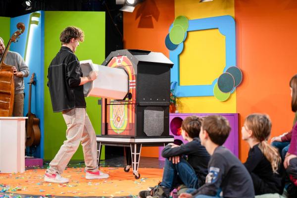 Bild 1 von 8: Im Bild: Fab Fox durchbohrt Christoph Hirschler, der in der Jukebox sitzt.