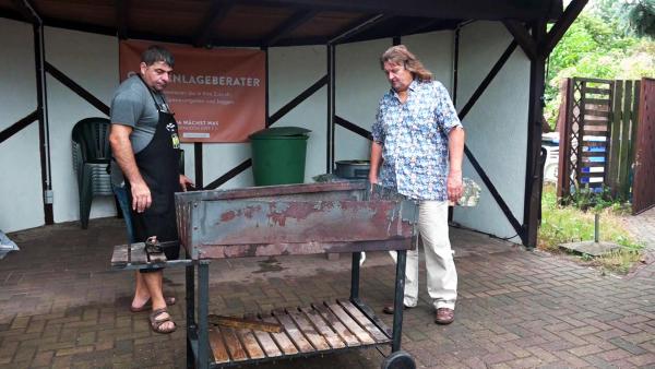 Bild 1 von 2: Holger (re.) braucht einen neuen Grill..