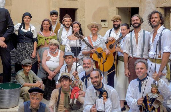 Bild 1 von 6: Mythos Sizilien: Gruppenfoto mit weiteren Künstlern, die an der \