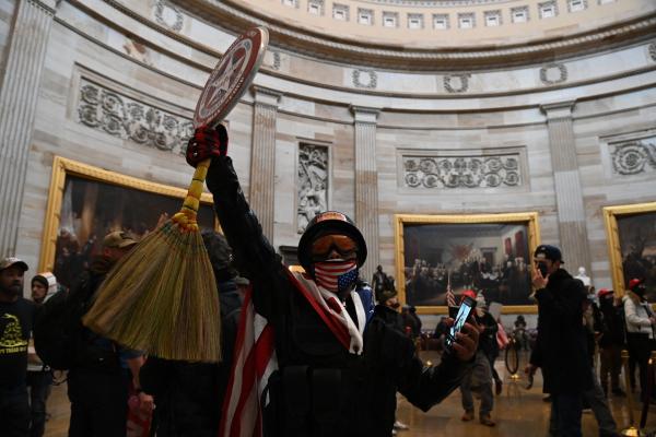 Bild 1 von 5: Der Mob im Zentrum der Macht: Anhänger von US-Präsident Donald Trump betreten am 6. Januar 2021 in Washington, DC, die Rotunde des US-Kapitols.