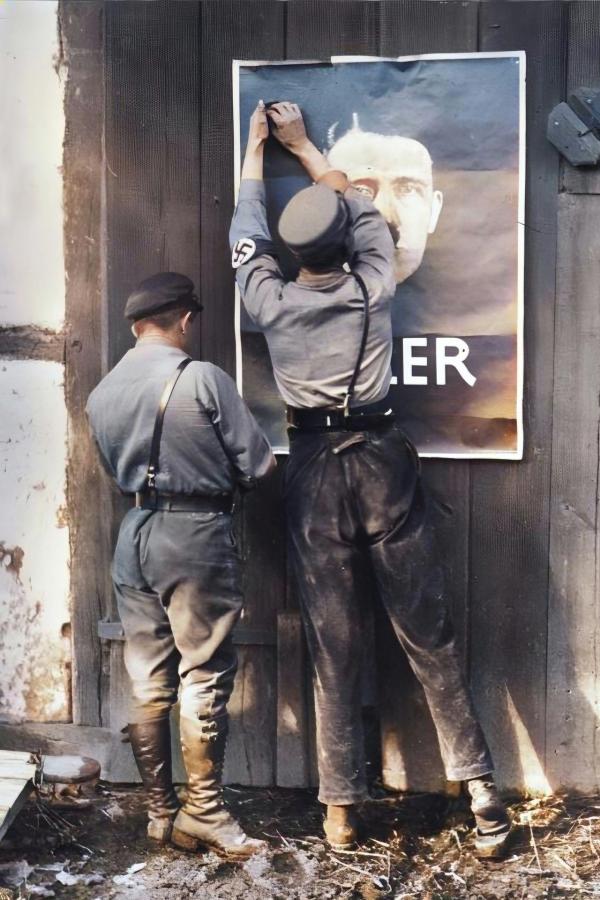 Bild 1 von 4: Von Tausenden Plakaten und Litfaßsäulen starrt Hitlers Konterfei mit Bärtchen und Seitenscheitel auf die Wählerinnen und Wähler.