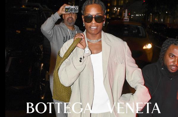 Bild 1 von 1: Asap Rocky wurde während eines Ausflugs nach New York verewigt: Paparazzi-Foto oder Werbekampagne?