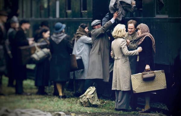 Bild 1 von 20: Im Bild: Paula Beer (Stella), Lukas Miko (Gerd), Katja Riemann (Toni) .