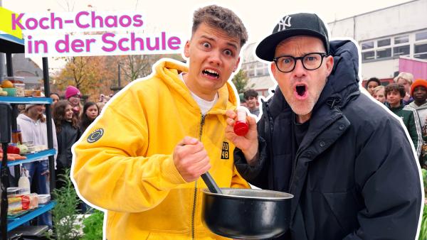 Bild 1 von 1: Ben und Noel müssen spontan ein Gericht zaubern. Die Schüler der Hamburger Schule Campus Kieler Straße bestimmen die Zutaten.