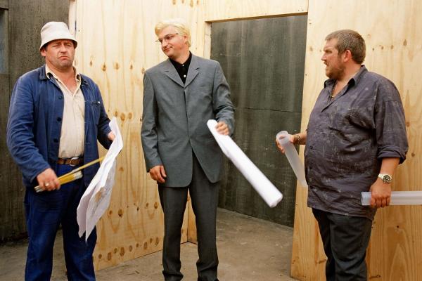 Bild 1 von 5: Mittels einiger gravierender Korrekturen gelingt es Kümmel (Hilmi Sözer, l.) und den anderen, ihrem Chef Werner Wiesenkamp (Dietmar Bär, r.) und dem Architekten (Stefan Jürgens, M.) eine exakte Umsetzung der Pläne weiszumachen ...