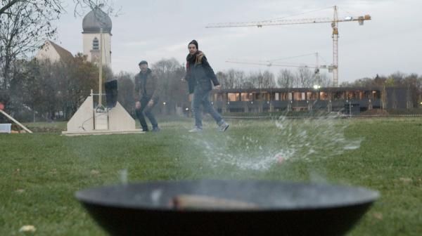Bild 1 von 4: Checker Tobi (rechts) und Herausforderer Michael Fuchs versuchen das Feuer zu löschen.