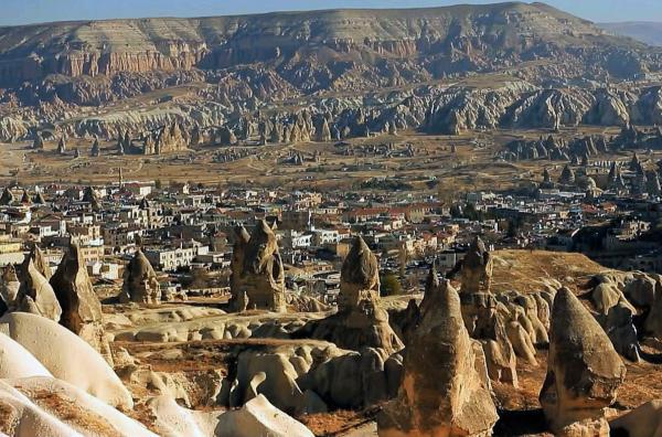 Bild 1 von 4: An der Seite von Ahmet Diler entdeckt Alfred die sagenumwobene und für die Entwicklung der Seidenstraße sehr wichtige Region Kappadokien mit ihren Tuffsteinformationen, den sogenannten Feenkaminen.