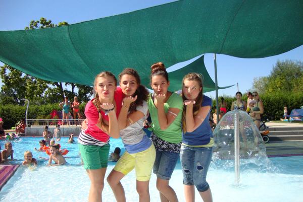Bild 1 von 4: Beim Elefantenfunk tanzt das ganze Schwimmbad mit und natürlich sorgen auch die TanzAlarm-Kids für Stimmung.