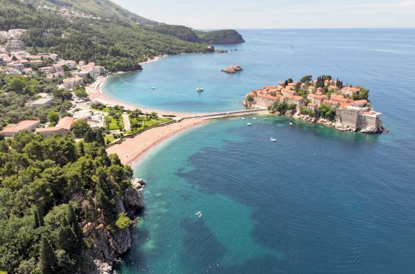 Bild 1 von 5: Die Insel Sveti Stefan in Montenegro