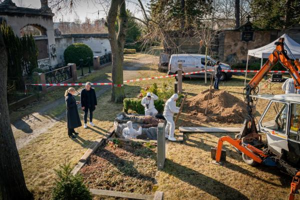 Bild 1 von 5: Eine rätselhaftes Bekennerschreiben führt Ina (Melanie Marschke, l.) und ihr Team zu einer Leiche auf dem Friedhof.