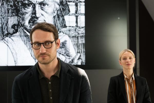 Bild 1 von 9: Dr. Thomas Holzer (Sebastian Zimmler, l.); Julia Durant (Sandra Borgmann, r.)