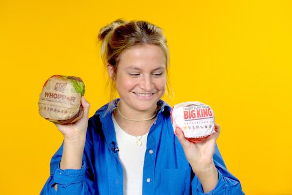 Bild 1 von 12: Reporterin Lilly Temme vergleicht den amerikanischen Burger und den Deutschen Burger von Burger King. Wo steckt mehr drin?