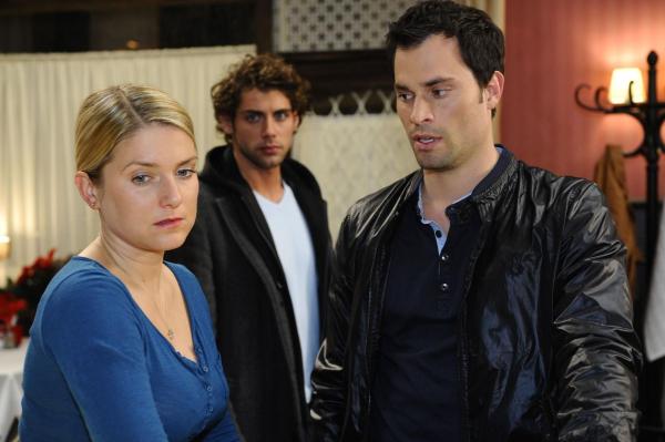 Bild 1 von 23: Jonas' (Roy Peter Link, M.) Mission scheint sich auch ohne sein direktes Zutun zu erfüllen: Steve (Peter Windhofer, r.) gelingt es, Anna (Jeanette Biedermann, l.) aufzubauen, und sie nimmt seinen Trost dankbar an. Jonas müsste eigentlich zufrieden sein, aber stattdessen zerreißt es ihm das Herz, seine große Liebe in den Armen eines anderen zu sehen ...