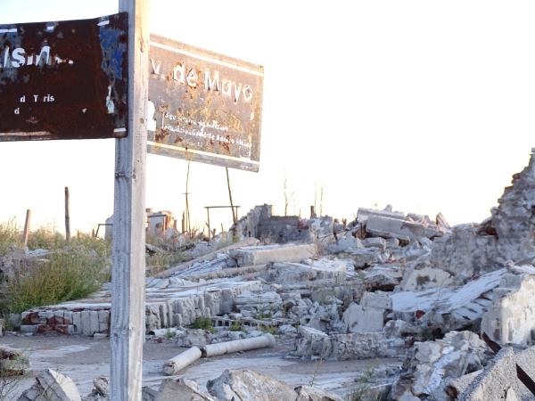 Bild 1 von 12: Die Hauptstraße von Epecuén. 20 Jahre lag die Straße unter Wasser nach einer heftigen Springflut. Seit 2009 tauchen die Ruinen langsam wieder auf, weil das Wasser zurückgeht.