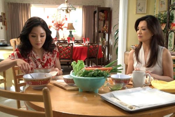 Bild 1 von 15: Jessica Huang (Constance Wu, l.); Elaine (Ming-Na Wen, r.)
