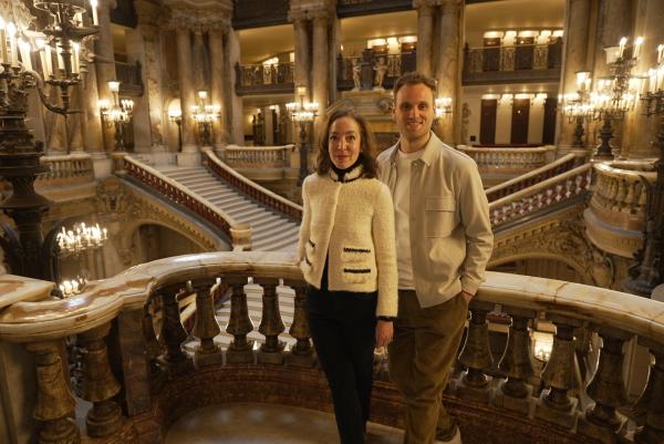 Bild 1 von 1: Leon Windscheid mit Pamela Golbin (französische Autorin und Modehistorikerin) in der Pariser Oper.