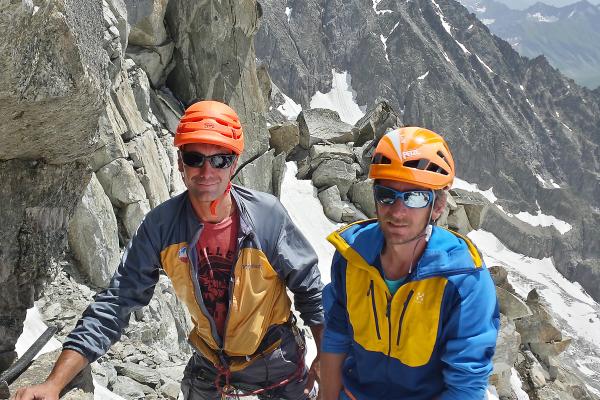 Bild 1 von 4: François Pallandre (li.) und Martial Dumas (re.) bei der Kristallsuche im Mont-Blanc-Massiv