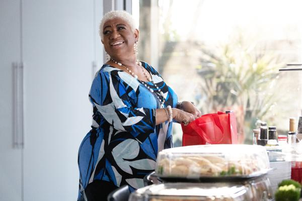 Bild 1 von 3: Miss Loretta (Luenell) ist überrascht, als Marcus unerwartet im Haus auftaucht. Wird er die mit ihm nicht abgesprochene Party ins Wasser fallen lassen?