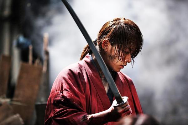 Bild 1 von 3: Eigentlich wollte Kenshin Himura (Takeru Sat´) sein Schwert nie wieder erheben, doch als er erfährt, dass die Mitglieder der Juppongatana sich auf dem Weg nach Japan befinden, um die Meiji-Regierung zu Fall zu bringen und das Land ins Chaos stürzen wollen, muss er sein eigenes Versprechen brechen und wieder zum Schwert greifen ...