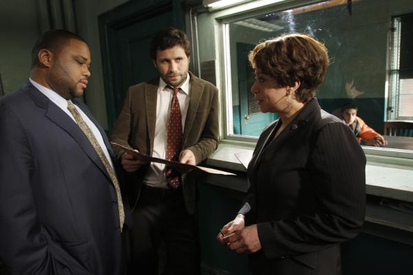 Bild 1 von 8: Anthony Anderson as Det. Kevin Bernard, Jeremy Sisto as Det. Cyrus Lupo, S. Epatha Merkerson as Lieutenant Anita Van Buren -- NBC